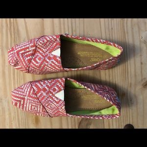 TOMS size 8
